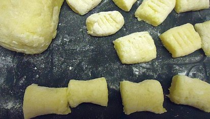 Noky s brokolicí a praženou strouhankou