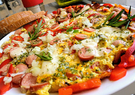 Sytá omeleta s uzeným sýrem, uzeninou  a vejci
