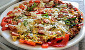 Sytá omeleta s uzeným sýrem, uzeninou  a vejci
