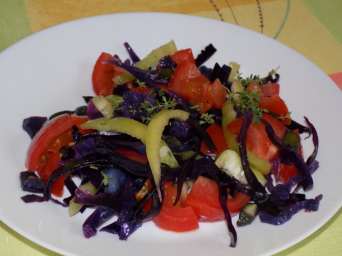 Salát z červeného zelí s rajčaty a paprikou