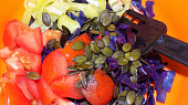 Salát z červeného zelí s rajčaty a paprikou