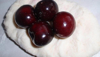 Třešňové / višňové kynuté knedlíky