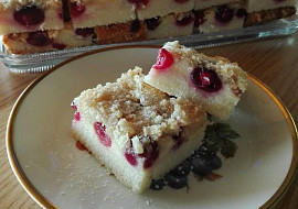 Třešňovo-tvarohový hrnkový koláč se žmolenkou (koláč)