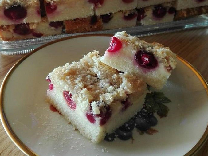 Třešňovo-tvarohový hrnkový koláč se žmolenkou, koláč