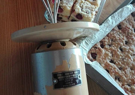 Třešňovo-tvarohový hrnkový koláč se žmolenkou (retro robot)
