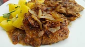 Vepřové kotlety a krkovice pečené v hrubozrnné hořčici, slanině a  cibulích