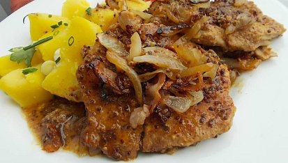 Vepřové kotlety a krkovice pečené v hrubozrnné hořčici, slanině a  cibulích