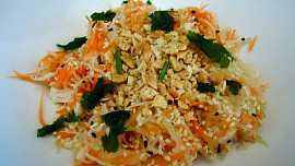 Vietnamský salát s kuřecím masem a zeleninou