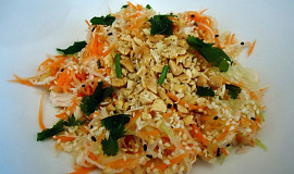 Vietnamský salát s kuřecím masem a zeleninou