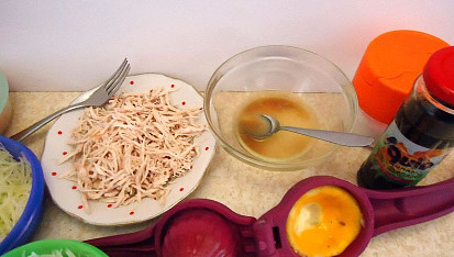 Vietnamský salát s kuřecím masem a zeleninou