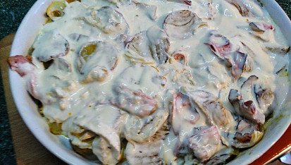 Zapečené hermelínové brambory se slaninou a smetanou