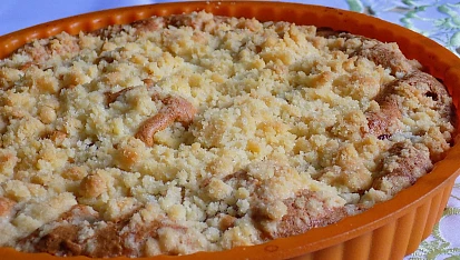 Bublanina s třešněmi a drobenkou