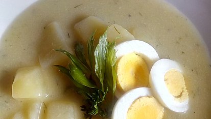 Cuketová polévka s vejcem a slaninou