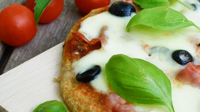Jednoduchá celozrnná pizza s kvasem