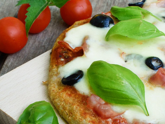 Jednoduchá celozrnná pizza s kvasem