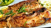 Kapr na pivu s cibulí a anglickou slaninou