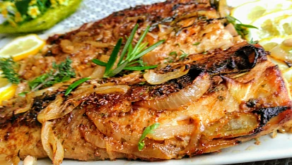 Kapr na pivu s cibulí a anglickou slaninou