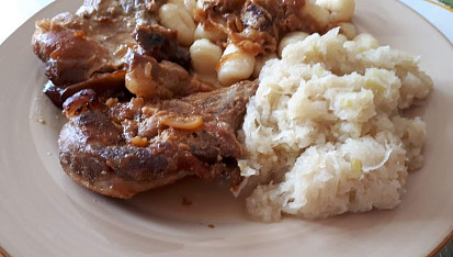 Kedlubnové zelí s jablky a česnekem