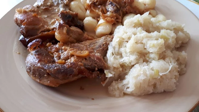 Kedlubnové zelí s jablky a česnekem