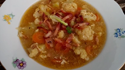 Květákovo-slaninová polévka