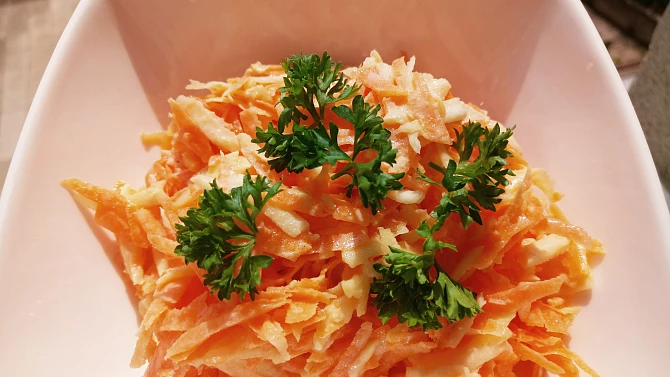 Lehký salát coleslaw bez zelí
