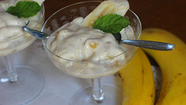 Mražený banánový krém se zlatými rozinkami