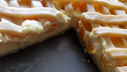 Mřížkový koláč s broskvemi a pudinkovo-jogurtovou náplní