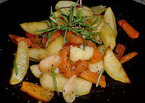 Nové brambory pečené s mrkví a česnekem