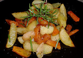 Nové brambory pečené s mrkví a česnekem