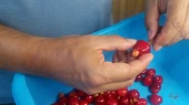Ovocné knedlíky v páře, Vypeckování třešní brčkem