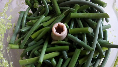 Pasta / pesto z česnekových výhonků