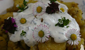 Pečené brambory na rozmarýnu s dresinkem z lučních květů (Pečené brambory na rozmarýnu s bylinkovým dresinkem)