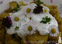 Pečené brambory na rozmarýnu s dresinkem z lučních květů