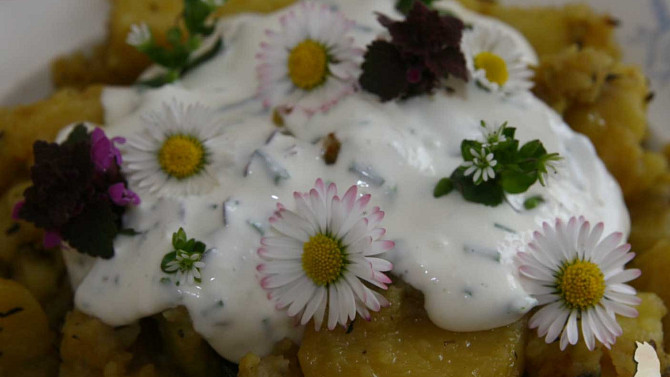 Pečené brambory na rozmarýnu s dresinkem z lučních květů, Pečené brambory na rozmarýnu s bylinkovým dresinkem