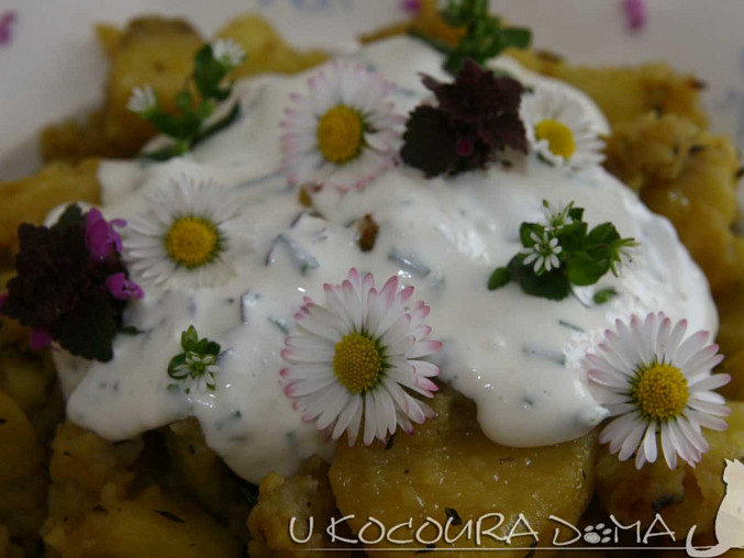 Pečené brambory na rozmarýnu s dresinkem z lučních květů, Pečené brambory na rozmarýnu s bylinkovým dresinkem