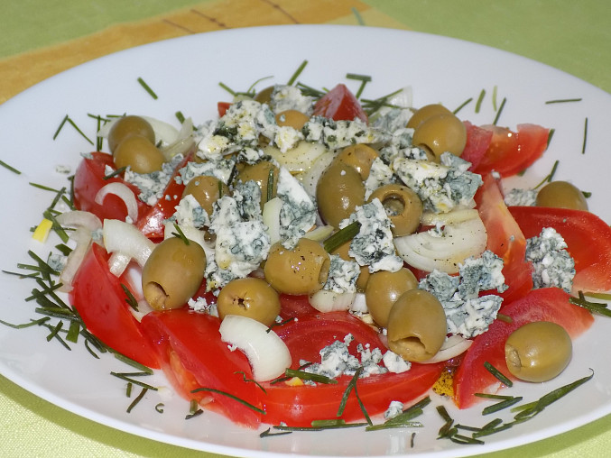Rajčatový salát s olivami a Nivou