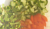 Salát ze šruchy zelné, okurek a rajčat
