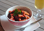 Těstovinový salát s červenou řepou, cizrnou a křenem