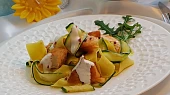 Těstoviny pappardelle s cuketou a lososem