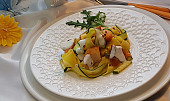 Těstoviny pappardelle s cuketou a lososem