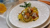 Těstoviny pappardelle s cuketou a lososem