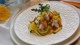 Těstoviny pappardelle s cuketou a lososem