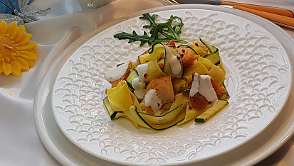 Těstoviny pappardelle s cuketou a lososem