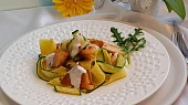Těstoviny pappardelle s cuketou a lososem