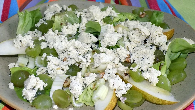 Tofu salát s řapíkatým celerem a hruškou