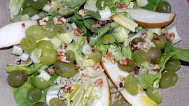 Tofu salát s řapíkatým celerem a hruškou