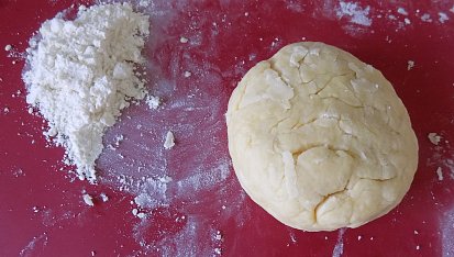 Tvarohový závin z olejového těsta, + 50 g múky (32 g v ceste, 18 g vedľa)