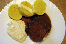 Uzený jazyk s celerovým pyré, omáčkou demi-glace a bramborovými knedlíky.