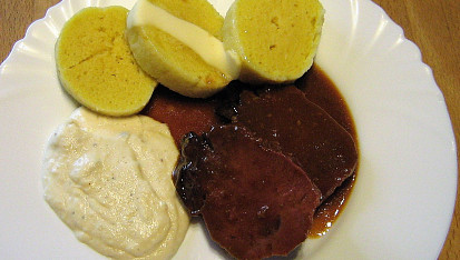 Uzený hovězí jazyk v omáčce demi glace a celerové pyré, Uzený jazyk s celerovým pyré, omáčkou demi-glace a bramborovými knedlíky.