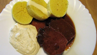 Uzený hovězí jazyk v omáčce demi glace a celerové pyré, Uzený jazyk s celerovým pyré, omáčkou demi-glace a bramborovými knedlíky.